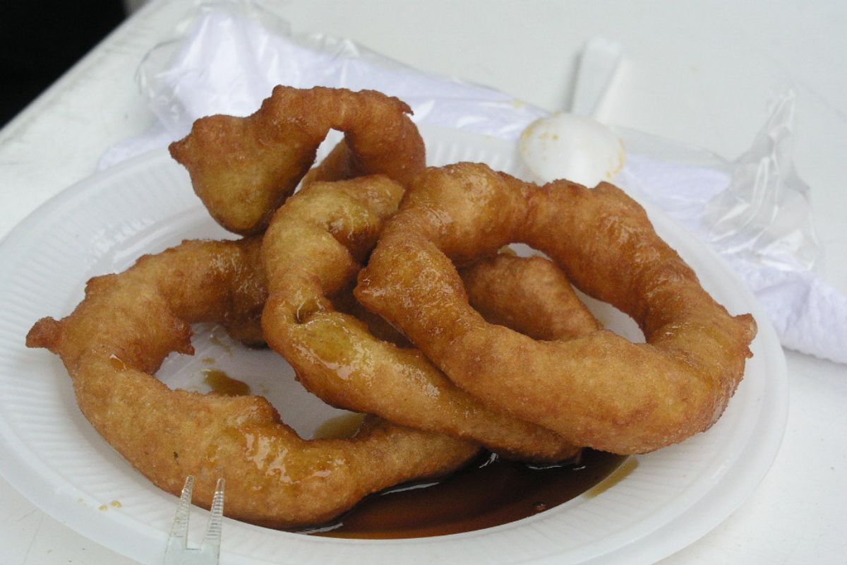 Aros de masa dulce frita recién hechos. Foto de Flickr.