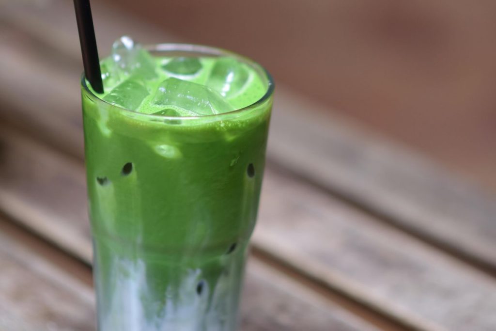 El strawberry matcha es una versión más amable y dulce de este té en tendencia.