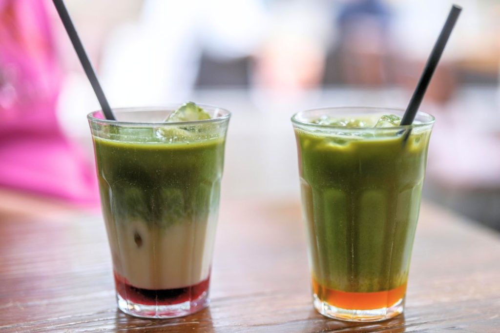 El strawberry matcha es una versión más amable y dulce de este té en tendencia.