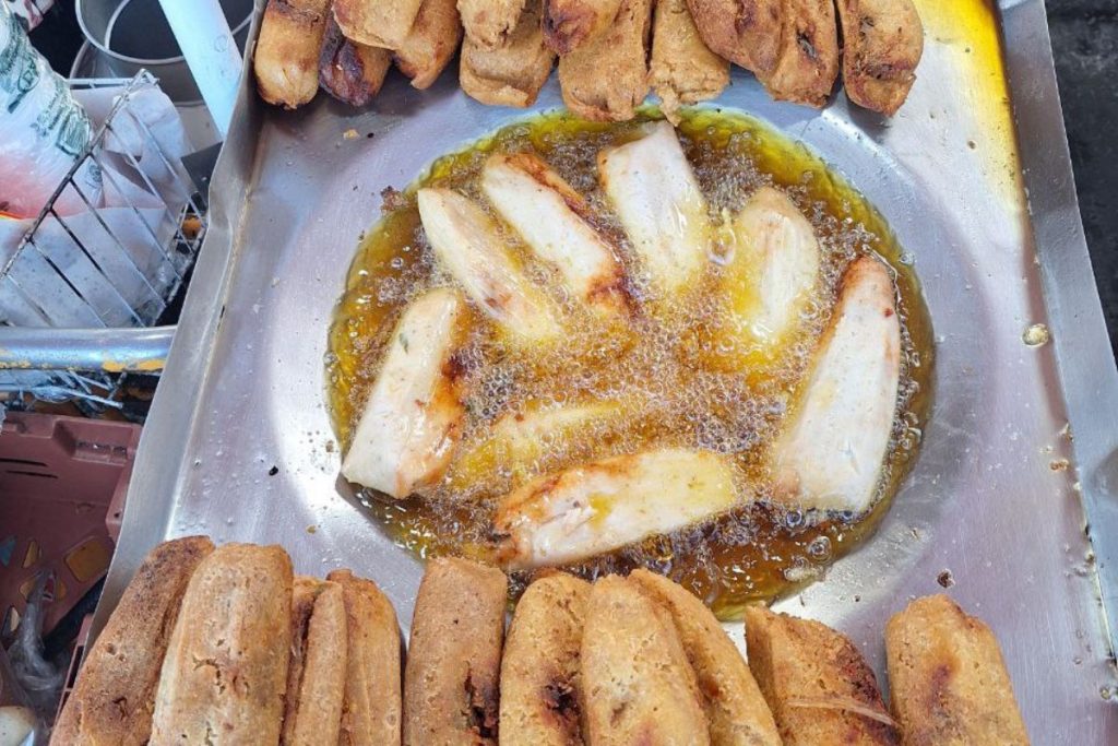 Los tamales de diesel son una propuesta del centro de México donde la fritura profunda hace su magia.