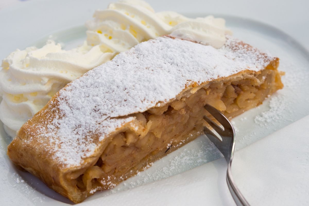 2. Apfelstrudel