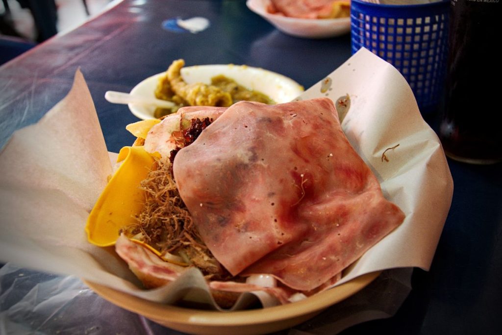 La torta de la barda es abundante y un clásico de la comida callejera en Tamaulipas.