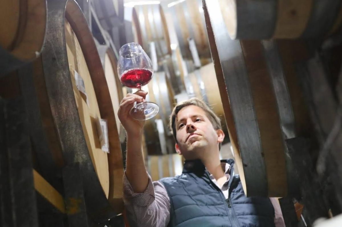 Enólogo Mauricio Ruiz Cantú en la bodega, foto tomada de sus redes sociales