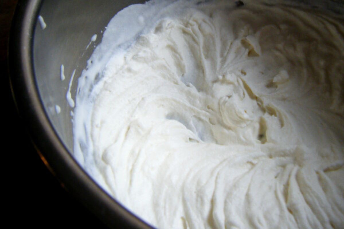 Crema batida en proceso. Foto de Pexels.