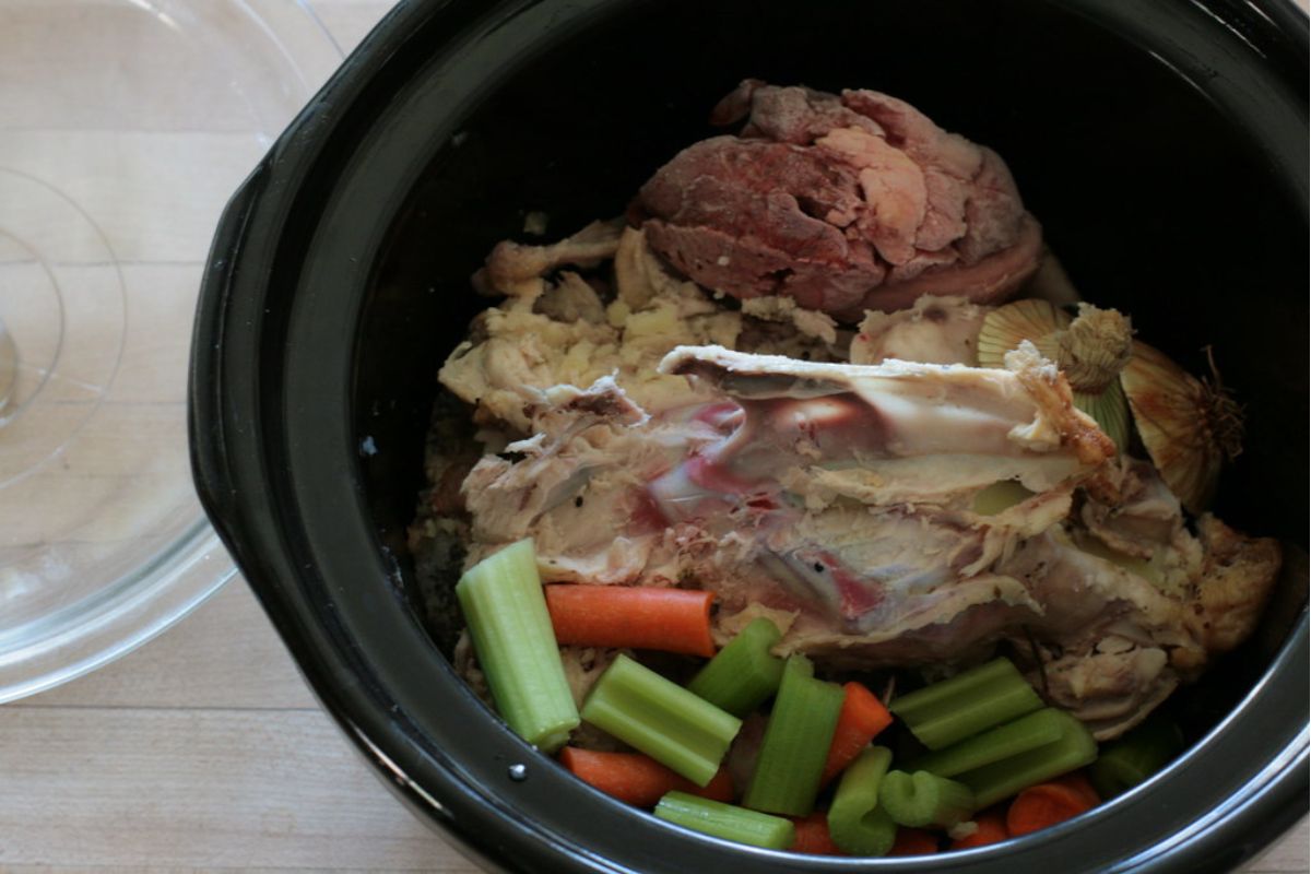 Huesos y vegetales para cocción lenta. Foto de Pexels.