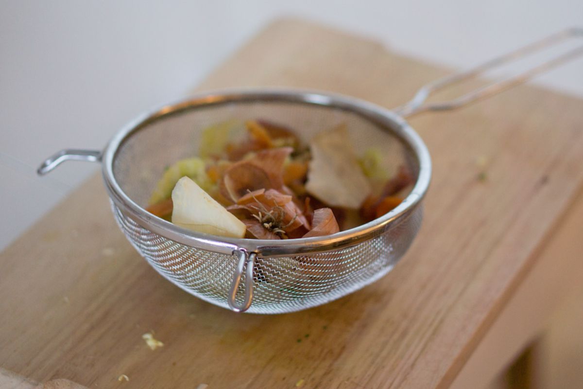 Sólidos que le dan sabor al caldo. Foto de Pexels.