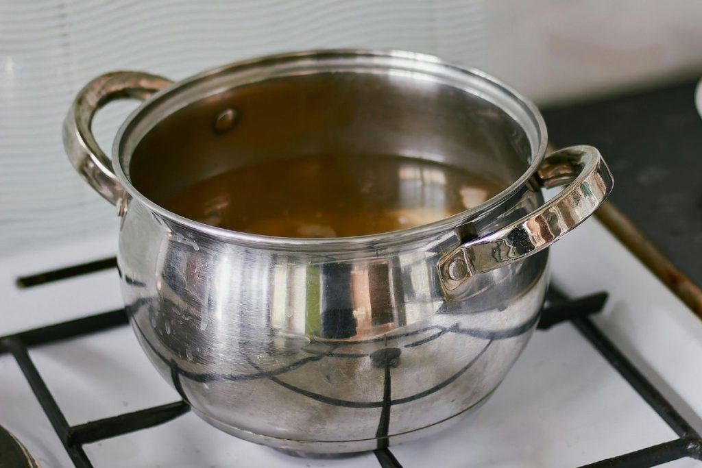 El caldo de huesos y el fondo son 2 preparaciones líquidas con grandes beneficios.