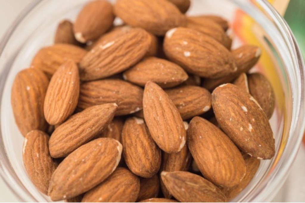 Retirar la cáscara de las almendras es sencillo al aplicar calor.