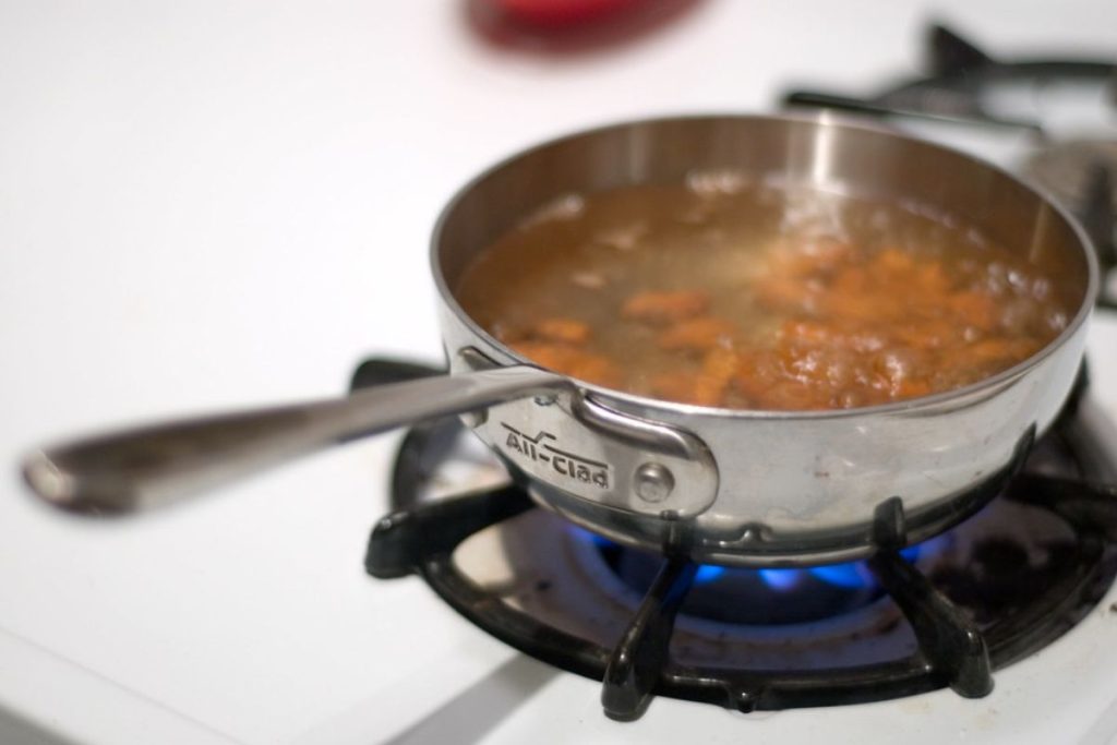 Retirar la cáscara de las almendras es sencillo al aplicar calor.