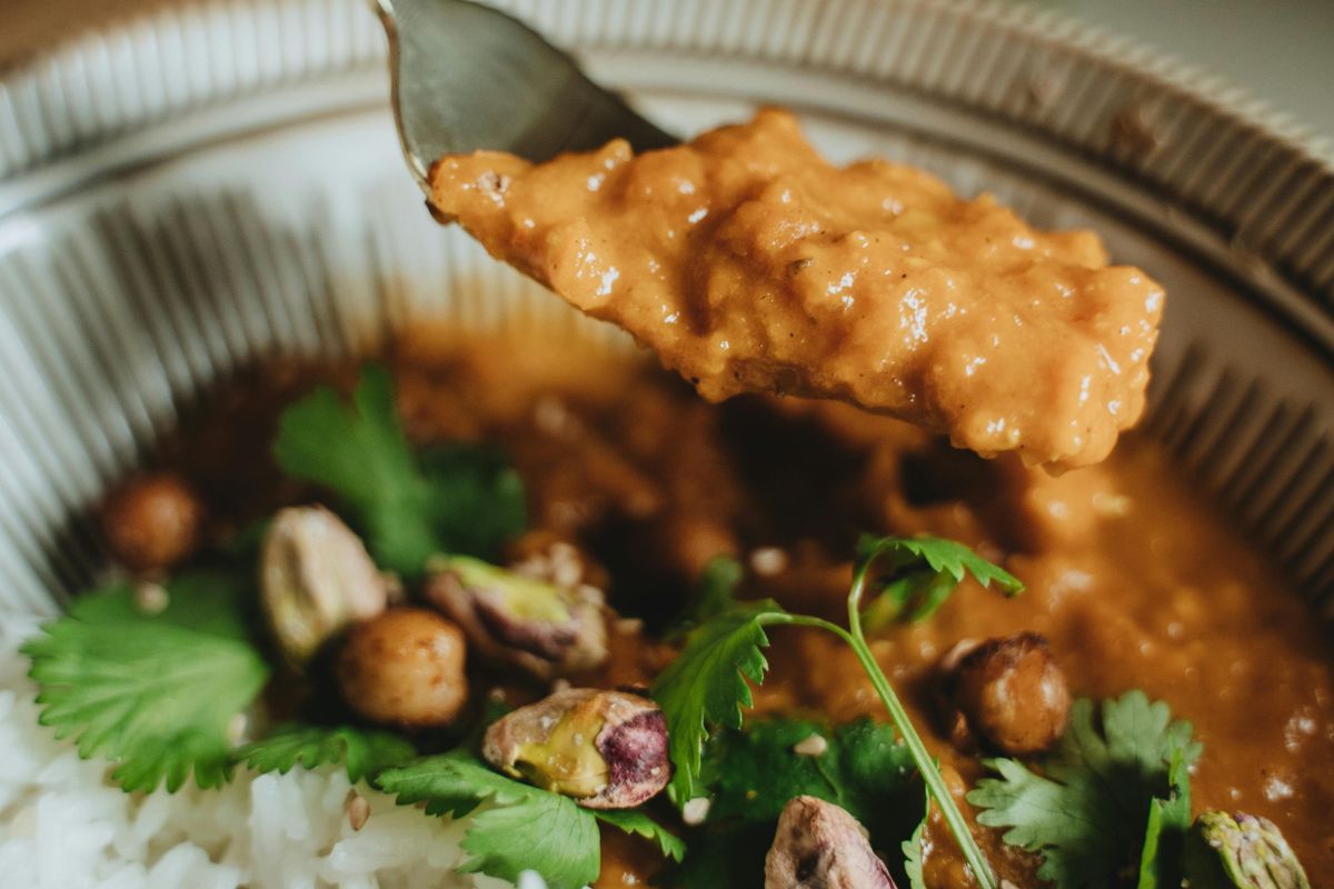 Guisado de lentejas con arroz y frutos secos. Foto de Pexels.