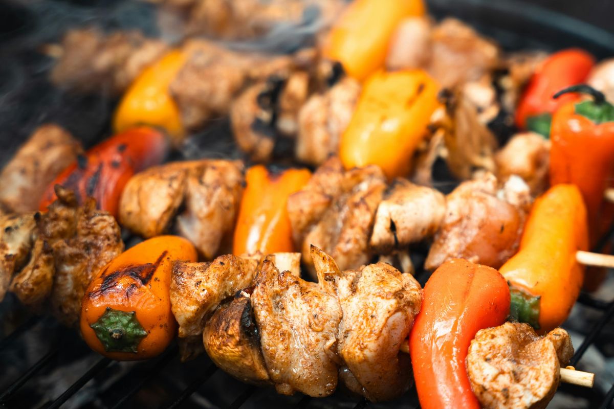 Brochetas de carne de cerdo a las brasas. Foto de Pexels.