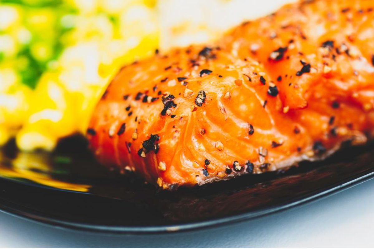 Salmón marinado. Foto de Pexels.