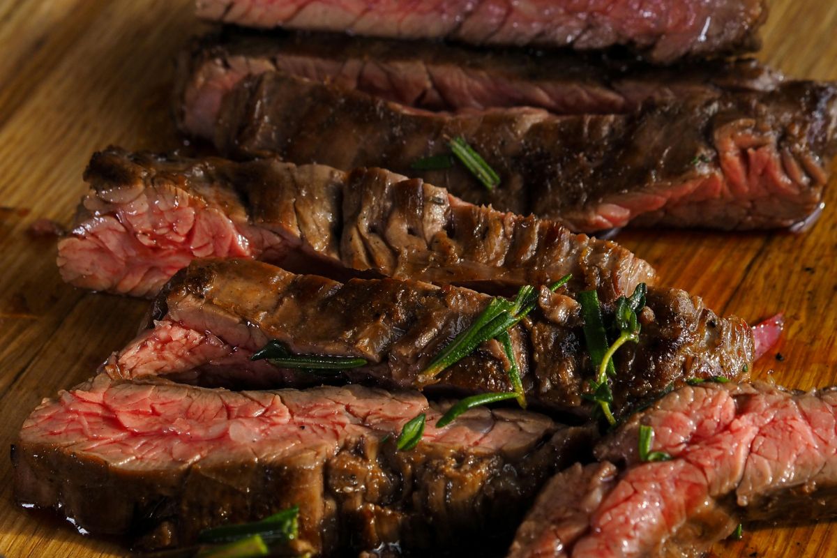 Filete de res cocinado a las brasas. Foto de Pexels.