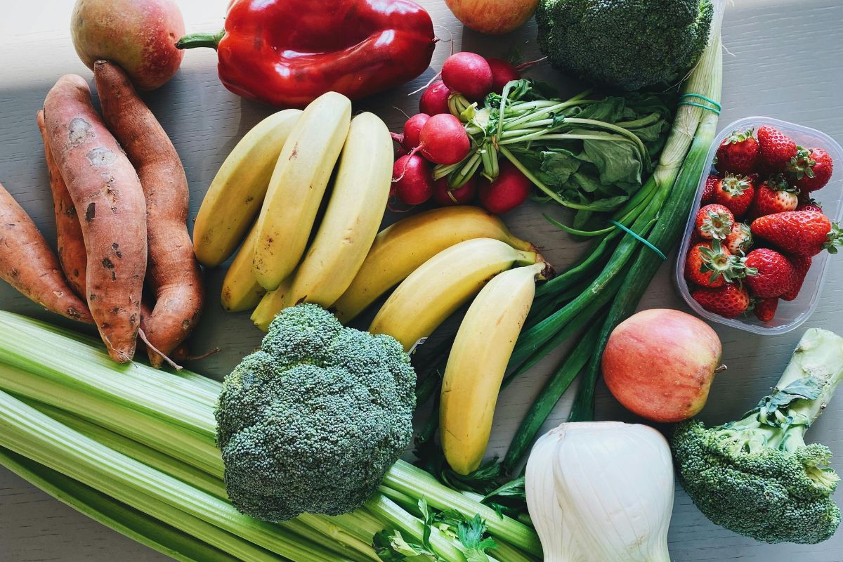 Fruta y vegetales frescos. Foto de Pexels.