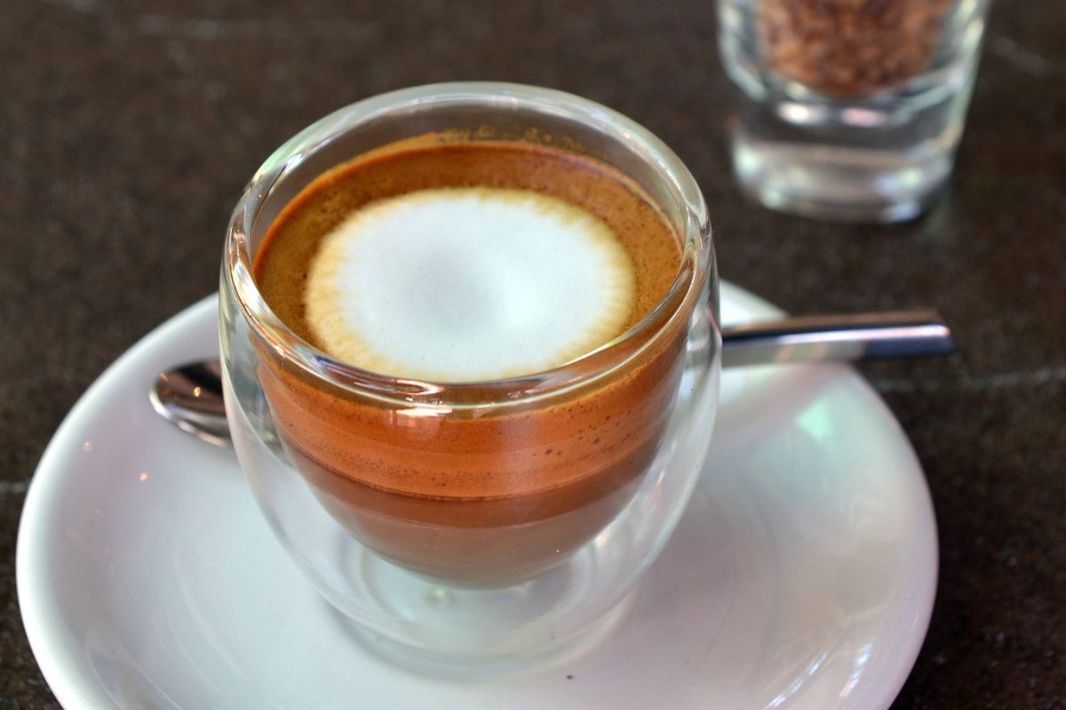 Bebida con espuma de leche. Foto de Pexels.