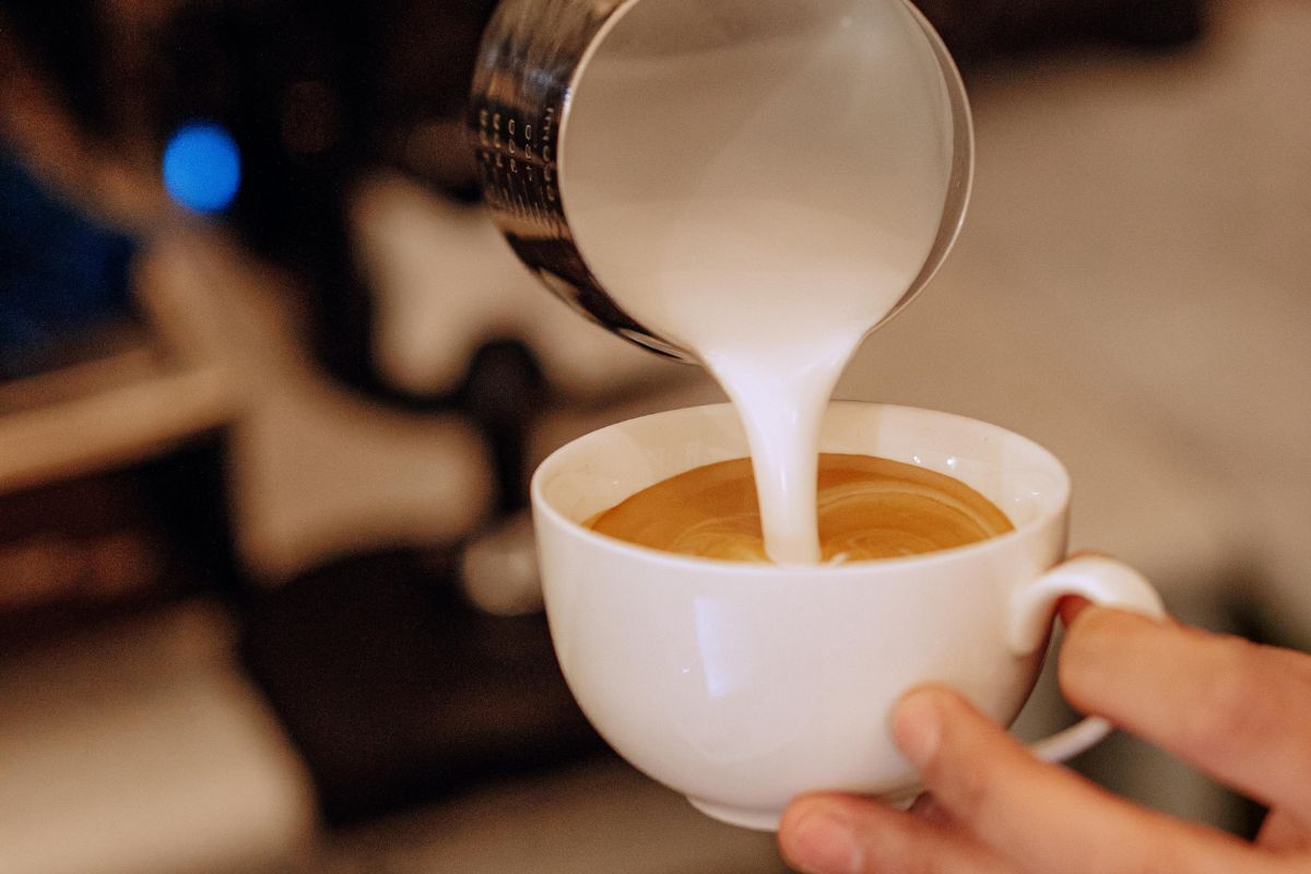 Persona preparando bebida caliente. Foto de Pexels.