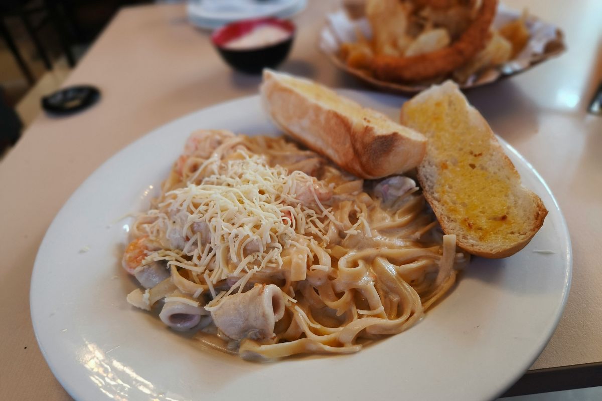 Pasta con salsa cremosa. Foto de Pexels.