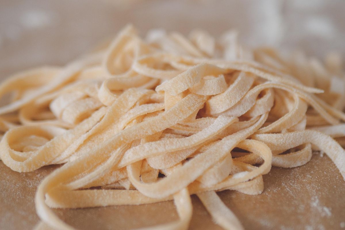 Pasta cruda hecha desde cero. Foto de Pexels.