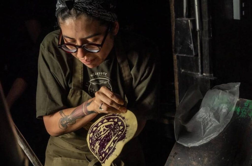 Chef preparando tortillas