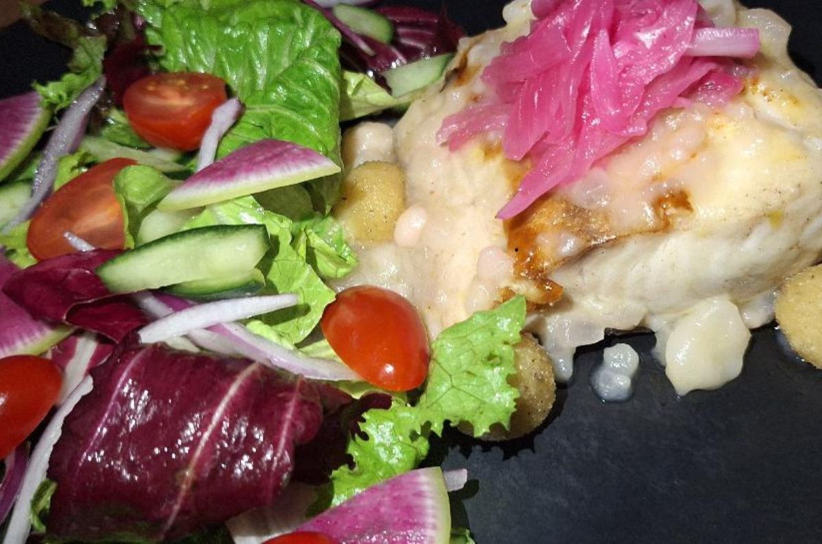 Filete de pescado con beurre blanc y verduras en el restaurante del hotel Ikal, foto de Miriam Carmo