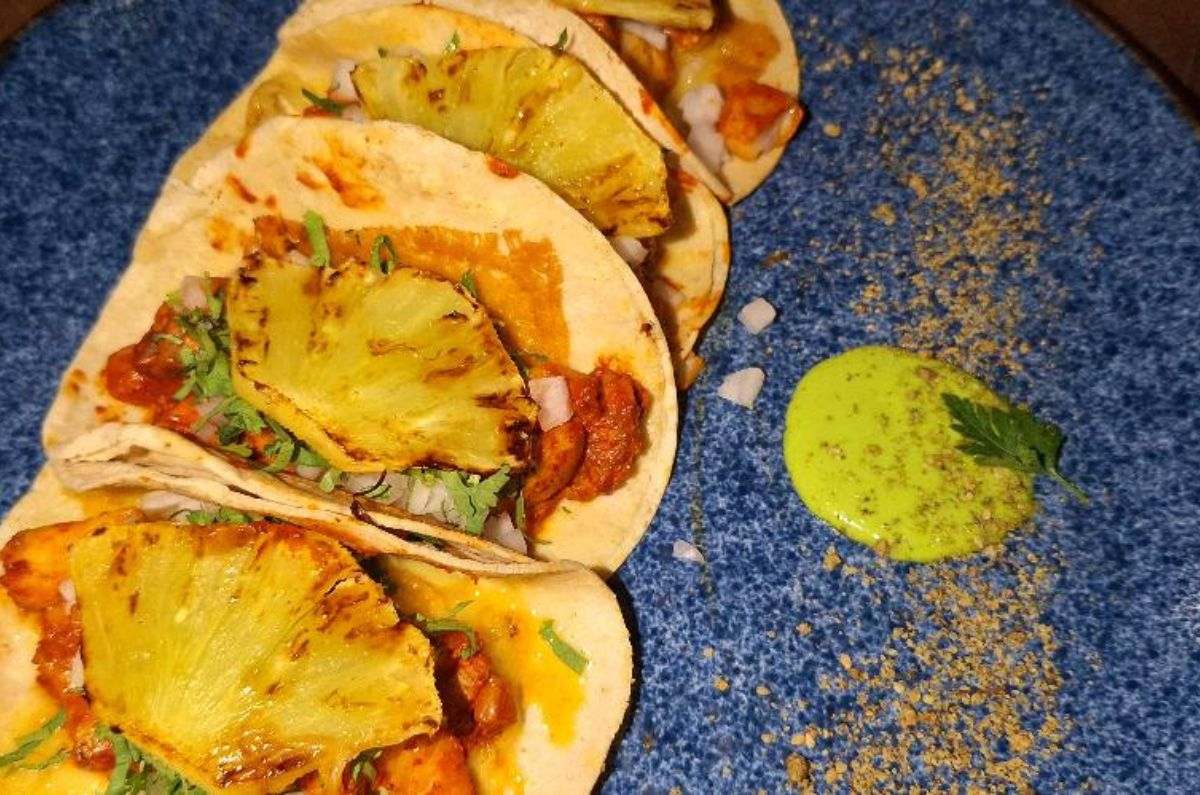 Tacos de pescado al pastor en costra de queso con mayonesa de cilantro, foto de Miriam Carmo