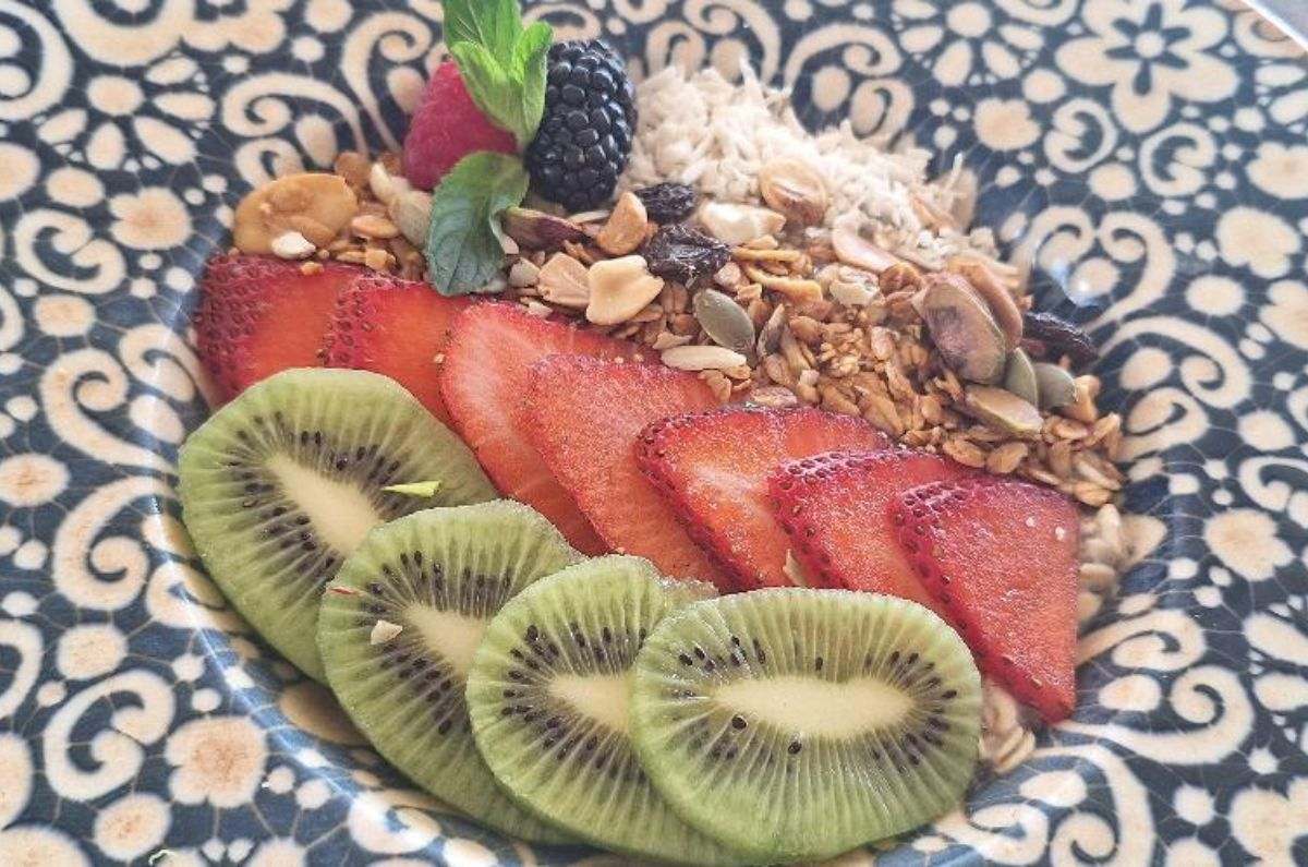 Avena con frutas frescas y granola, foto de Miriam Carmo