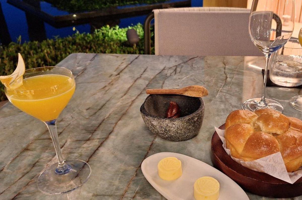 Bebida de bienvenida, pan de la casa, mantequilla y tapenade, foto de Miriam Carmo