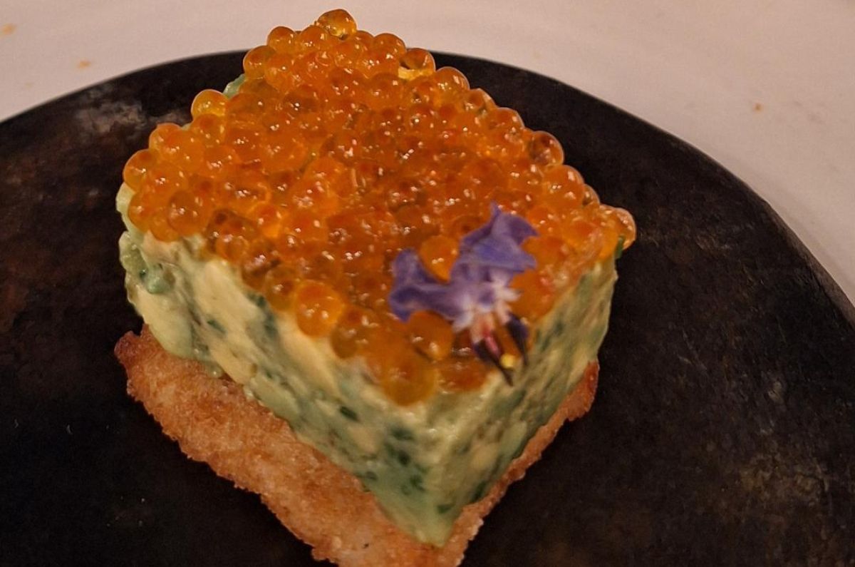Tartar de aguacate, arroz crujiente, mayonesa de trufa negra, y huevas de trucha, foto de Miriam Carmo