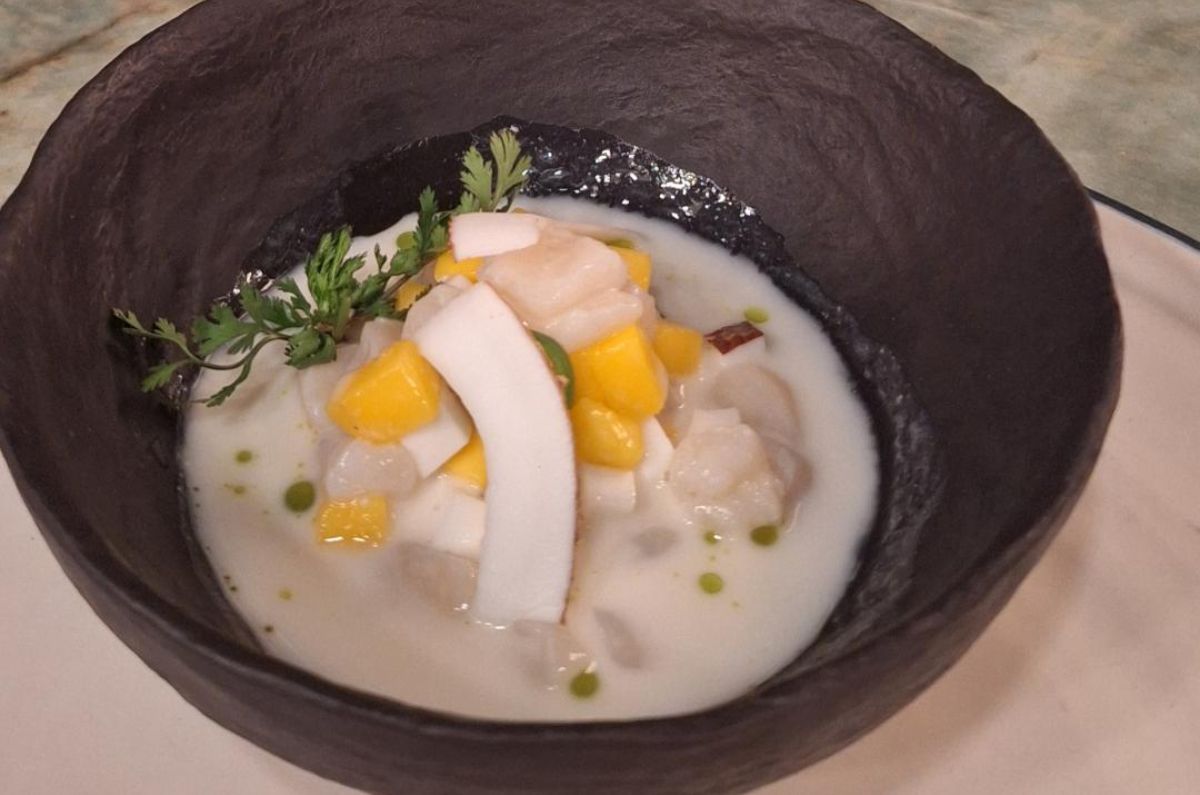Ceviche de callo, coco fresco, mango y chile serrano, foto de Miriam Carmo