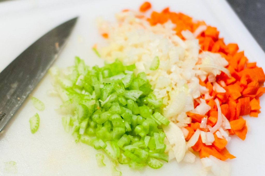 El mirepoix es la mezcla de vegetales que da el sabor a guisos y caldos.