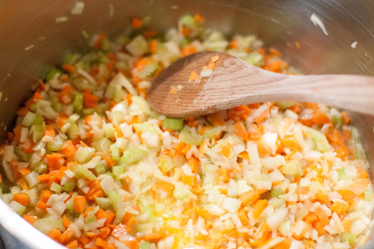Mirepoix: la base francesa que carga con la responsabilidad del sabor