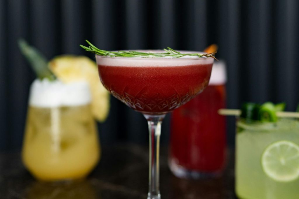 Celebrar el 14 de febrero con una noche de cocteles es un plan con muchas opciones en la CDMX.