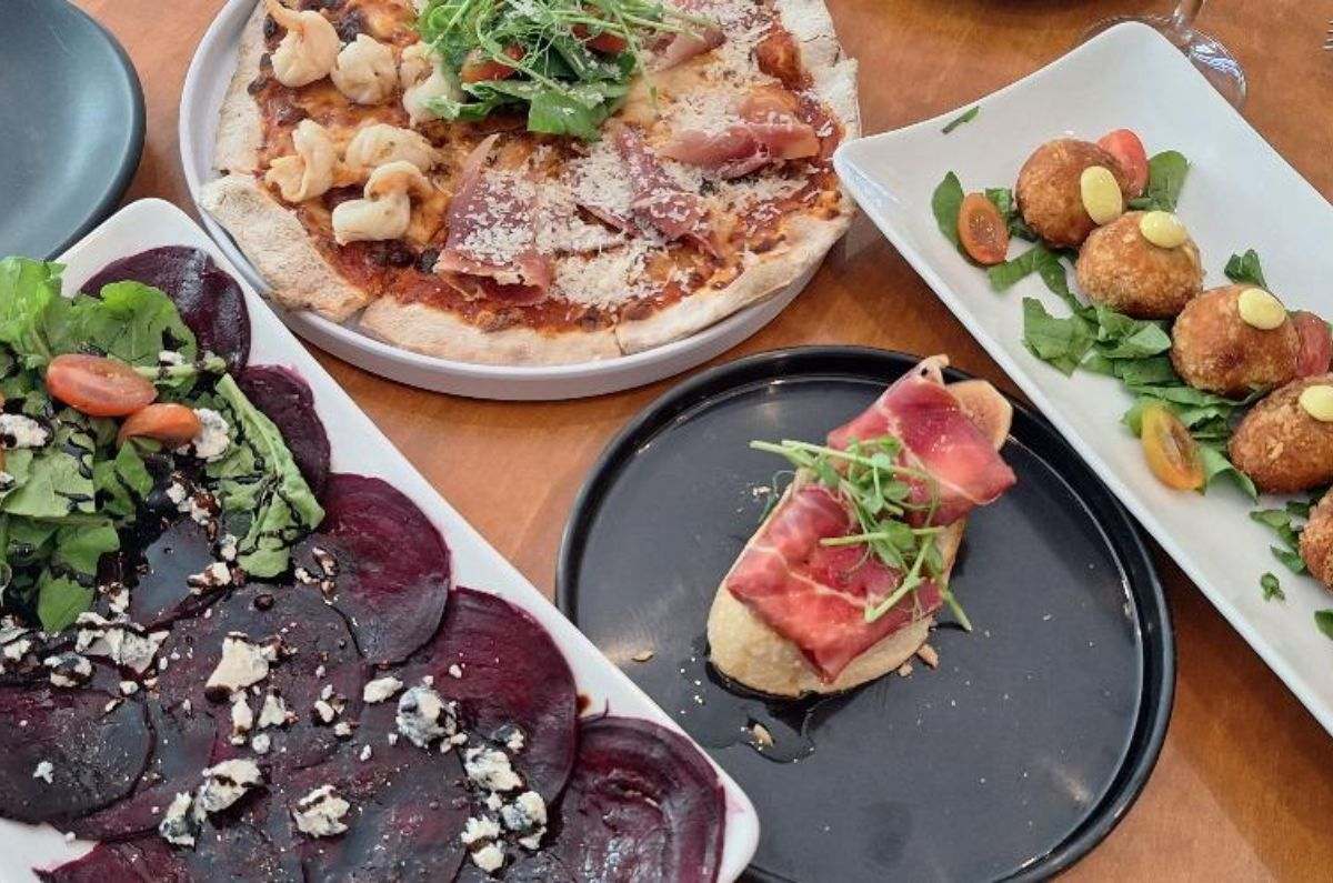 Degustación: carpaccio de betabel, croquetas españolas mixtas, tapa de jamón serrano, queso brie y miel, pizza, rabo de toro al vino tinto, foto de Miriam Carmo