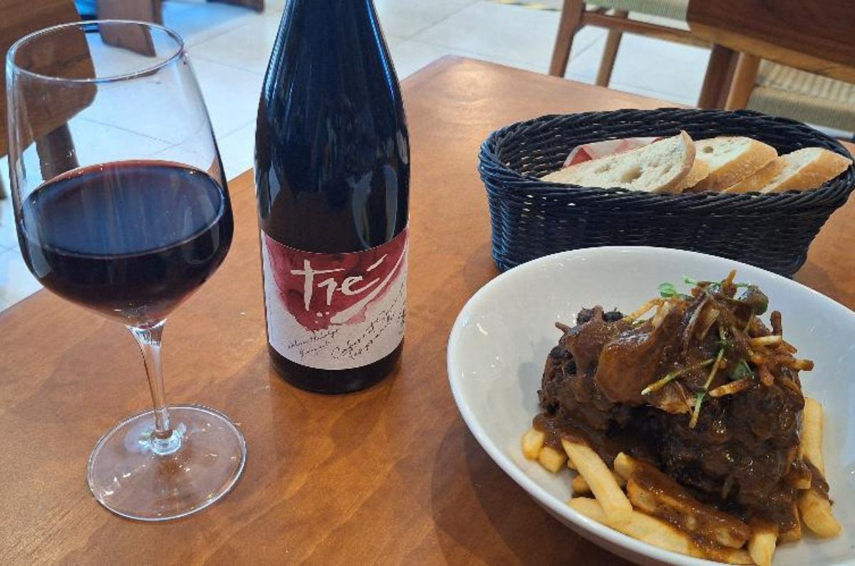 Rabo de toro al vino tinto con vino Tré de bodega Tres Raíces, foto de Miriam Carmo