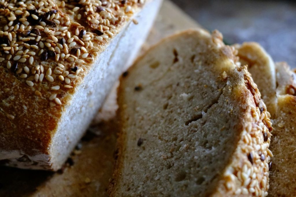 El pan de grano entero y germinado se han convertido en alternativas populares.