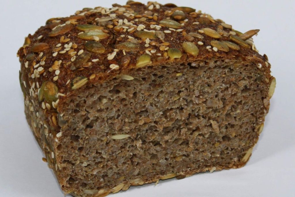 El pan de grano germinado es una opción popular en dietas saludables.