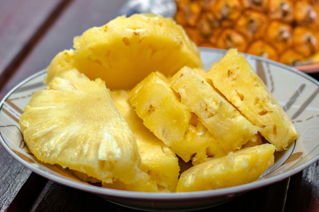 La piña madura presume un color llamativo y notas sumamente dulces.