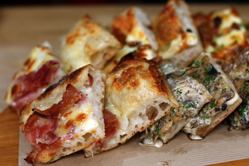 ¿Qué es la pizza al taglio y por qué es un formato tan conveniente?