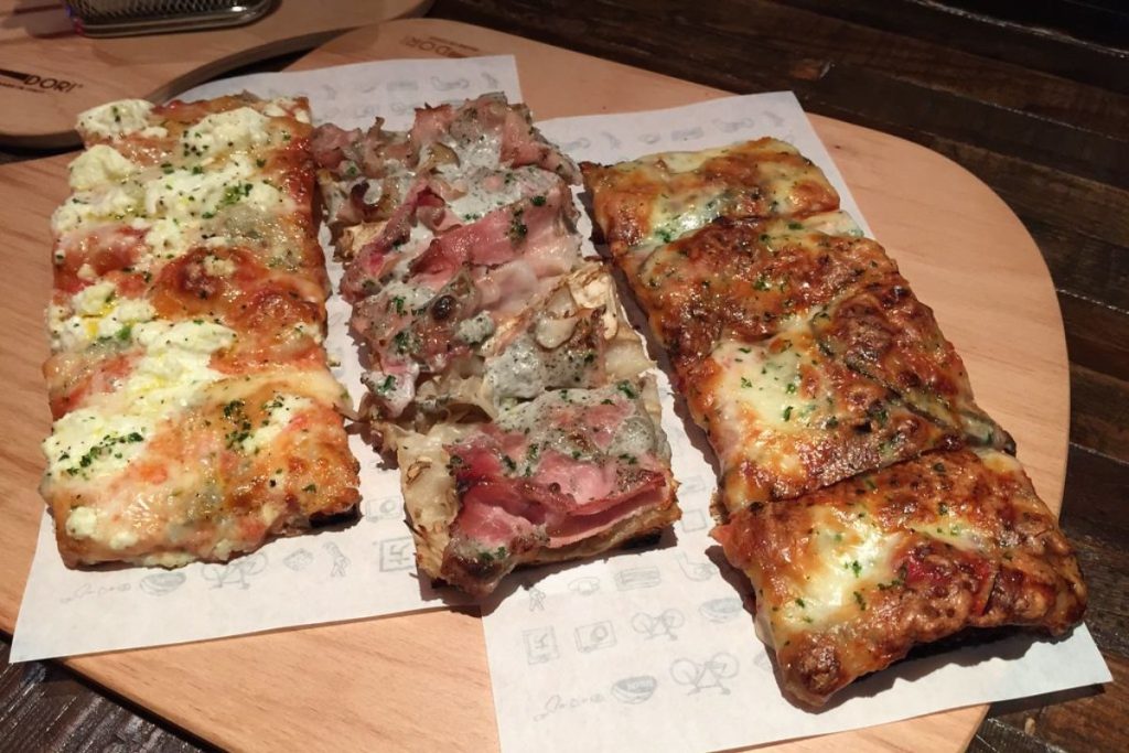 La pizza al taglio se recorta y se cobra por peso.