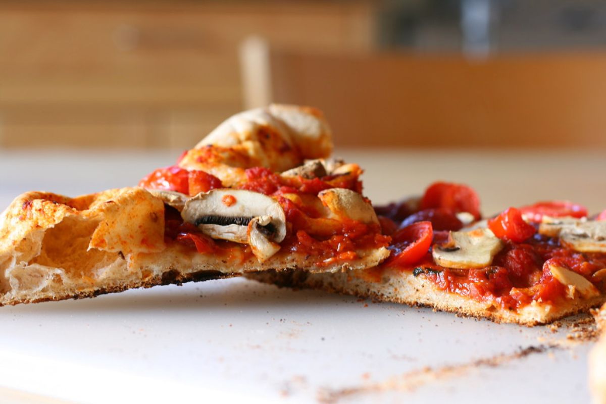 Pizza recién salida del horno. Foto de Pexels.