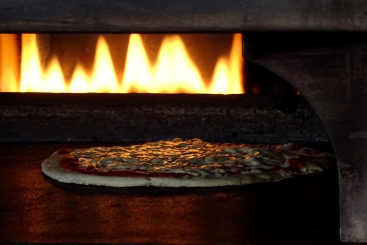 Pizza cocinada en horno de piedra. Foto de Pexels.