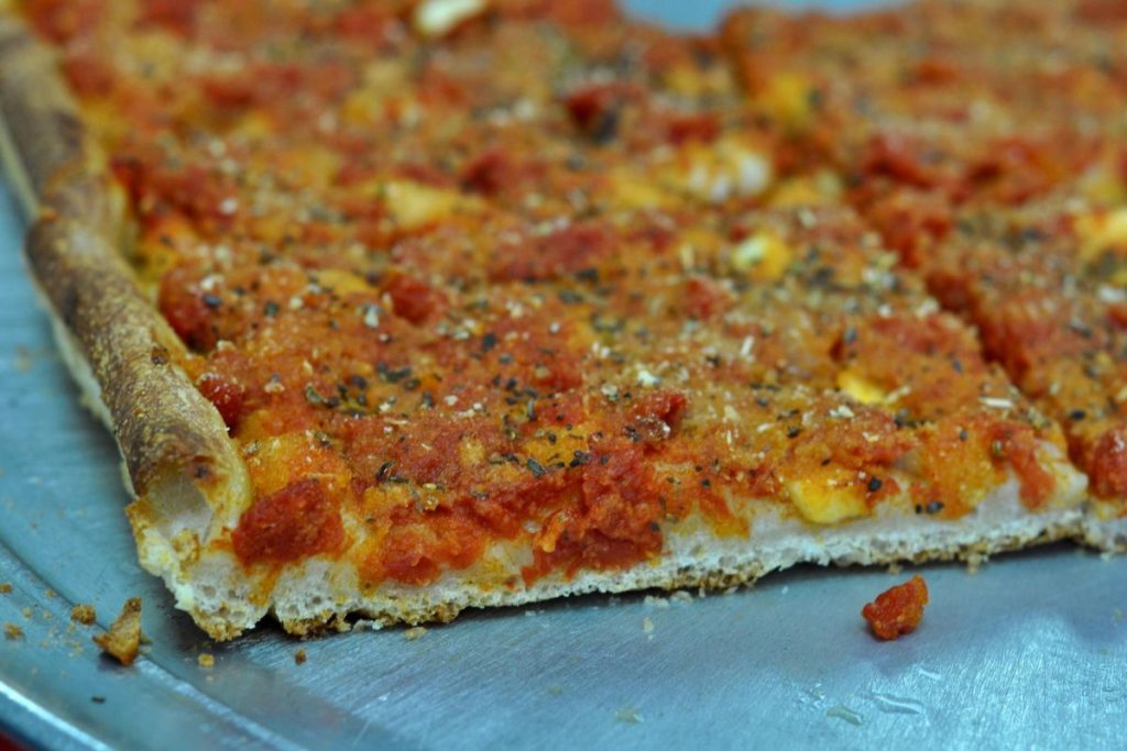 La pizza siciliana es uno de los pocos estilos de pizza en forma rectangular.