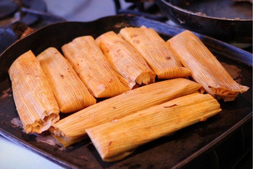 ¿Cuál es la forma correcta para recalentar tamales en casa?