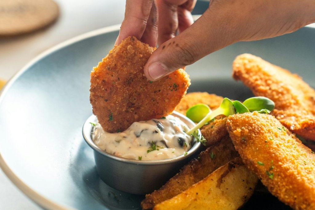 La salsa tárta es un acompañante popular para alimentos fritos.