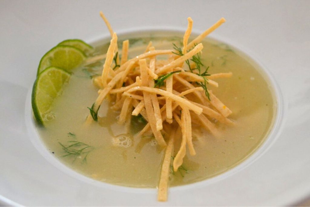 La sopa de lima es una de la favoritas en restaurantes yucatecos en CDMX.