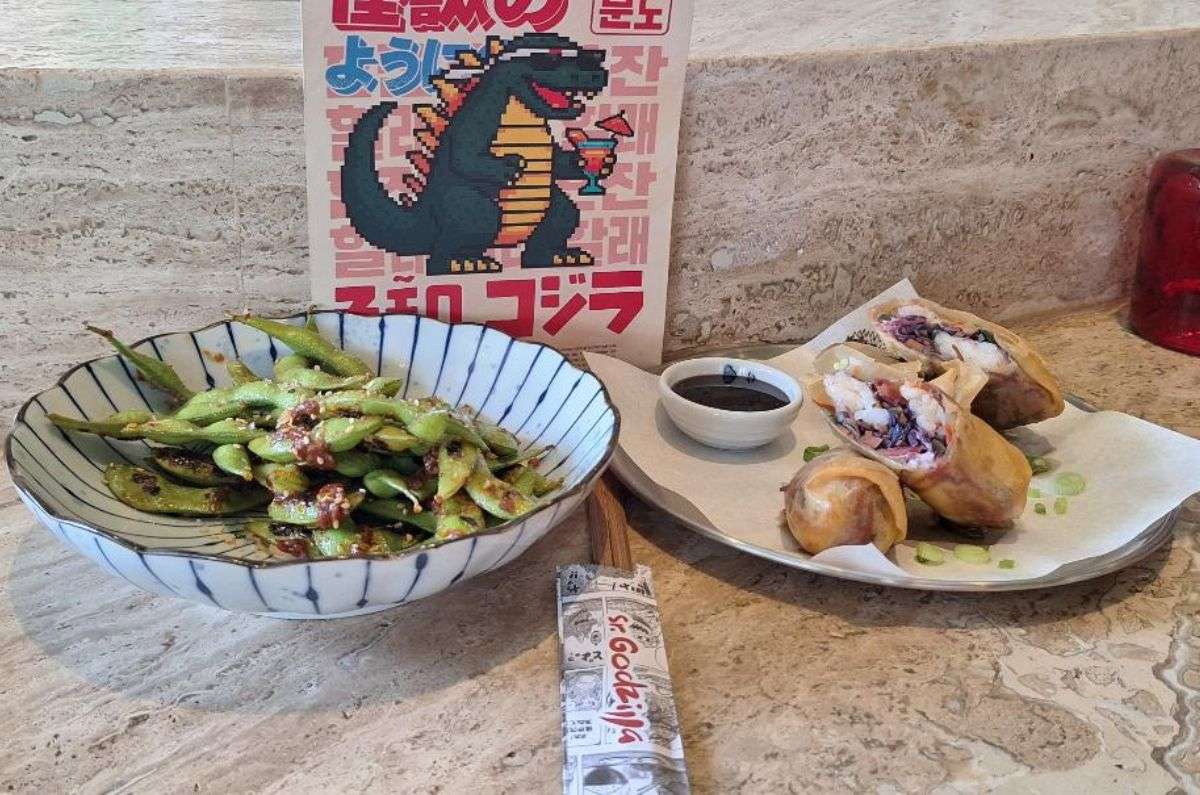 Woodfire Edamames y Spring Roll de camarón, foto de Miriam Carmo