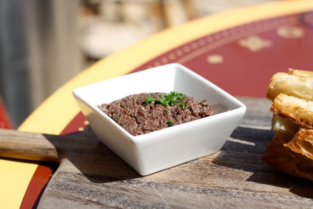 El tapenade es un platillo icónico de la cocina francesa.
