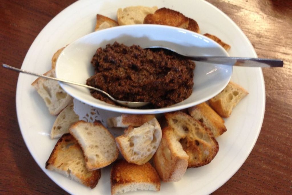 ¿Qué es el tapenade y por qué es un icono de la cocina francesa?