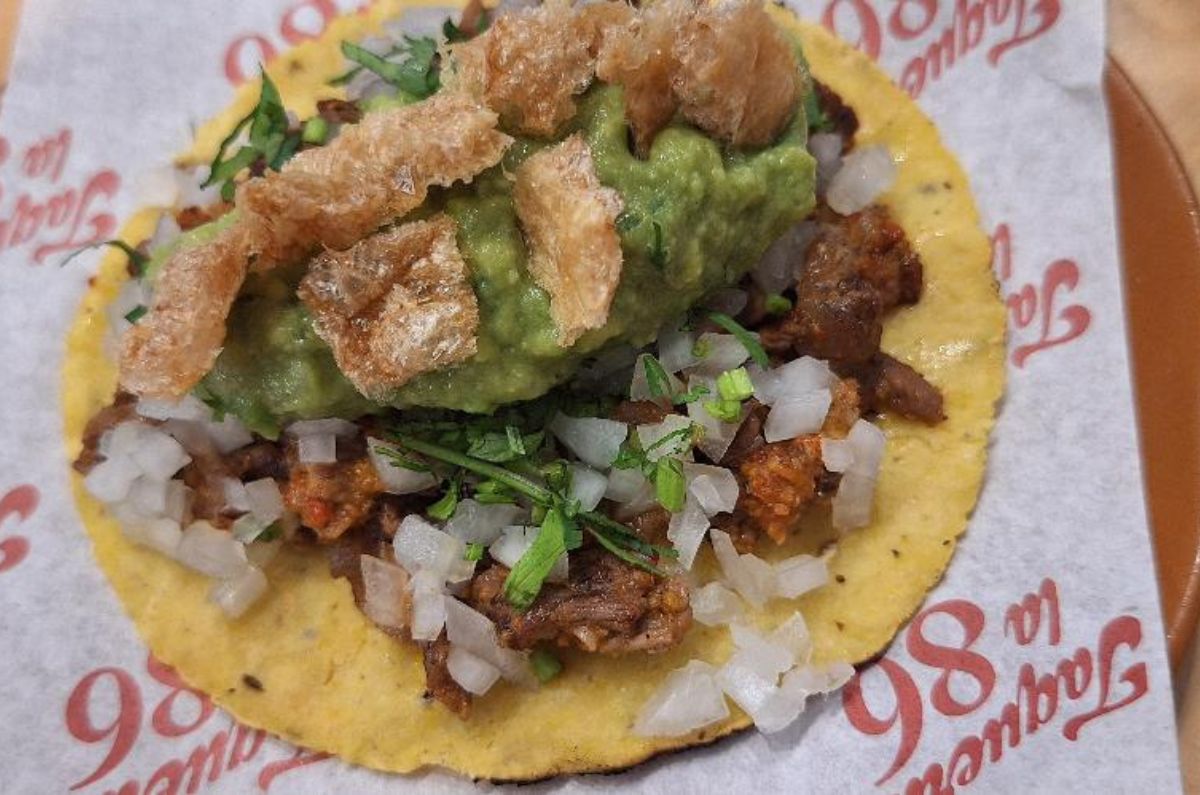 Taco campechano (carne asada y chorizo con cebolla, cilantro, aguacate y chicharrón), foto de Miriam Carmo