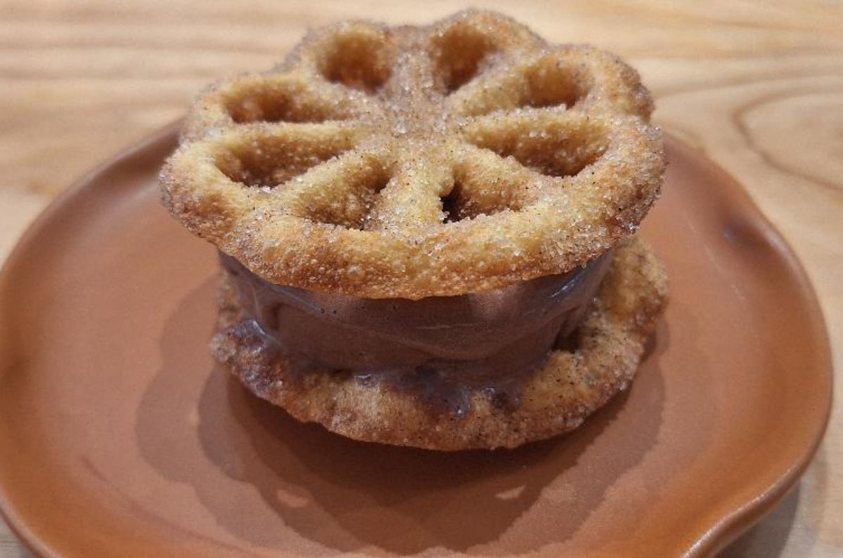 Sándwich de helado (buñuelo con helado de dulce de leche), foto de Miriam Carmo